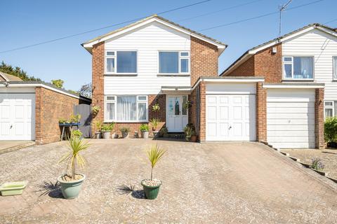 3 bed property, in Windrush Close, £400,000