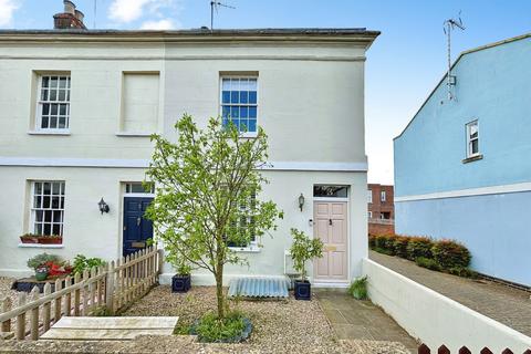 3 bed property, in Hewlett Place, £450,000
