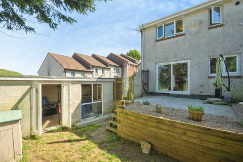 1 bed property, in Camborne Close, £140,000