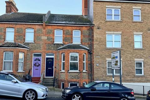 3 bed property, in Victoria Road, £220,000