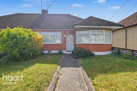 2 bed property, in Broad Walk, £350,000
