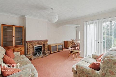 2 bed property, in Broad Walk, £350,000