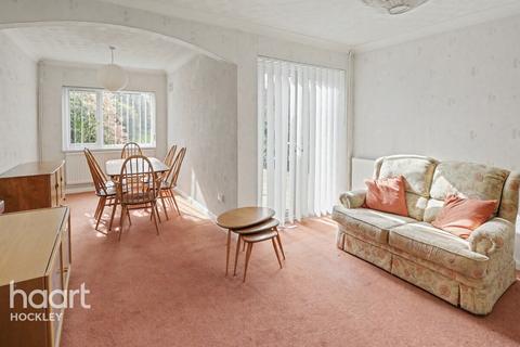 2 bed property, in Broad Walk, £350,000
