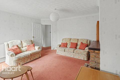 2 bed property, in Broad Walk, £350,000
