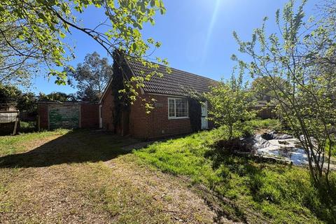 3 bed property, in Wood Lane, £180,000
