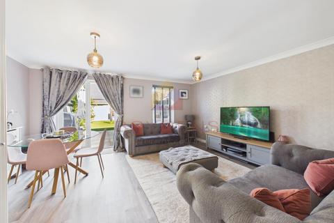 3 bed property, in Parade Square, £325,000