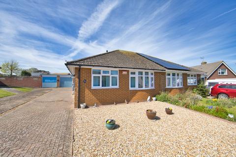 2 bed property, in Peak Drive, £375,000