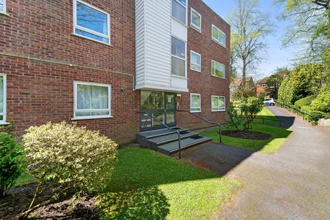 2 bed property, in Eccleston Place, £235,000