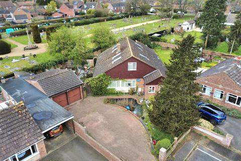 4 bed property, in Howards Way, £275,000