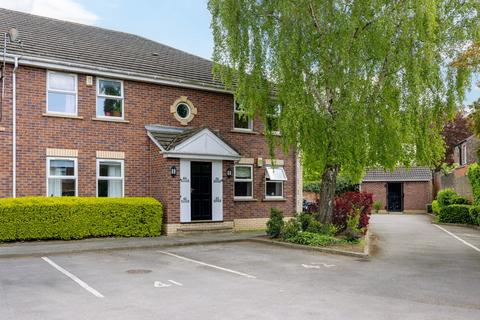 2 bed property, in Barbican Mews, £180,000