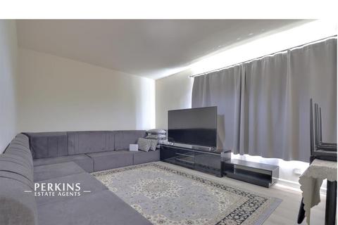 2 bed property, in Southall UB1, £290,000