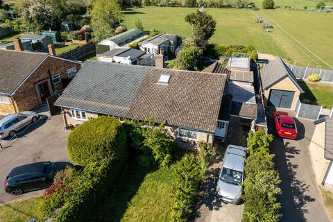 2 bed property, in Top End, £350,000