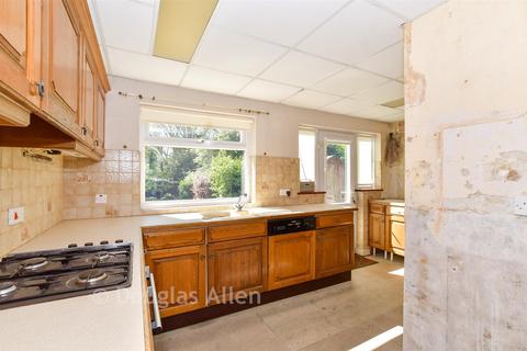 4 bed property, in Gordon Avenue, £400,000