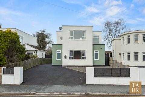 3 bed property, in Grove Street, £318,500