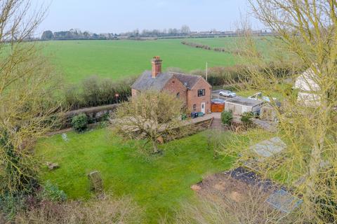 5 bed property, in Brick Kiln Lane, £600,000