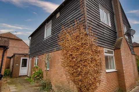 2 bed property, in Riverside Close, £180,000