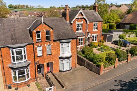 4 bed property, in Spa Hill, £350,000