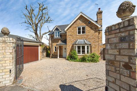 3 bed property, in The Green, £630,000