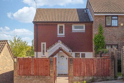 2 bed property, in Hollingbourne Crescent, £315,000