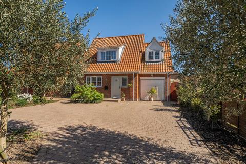3 bed property, in Great Barton, £325,000