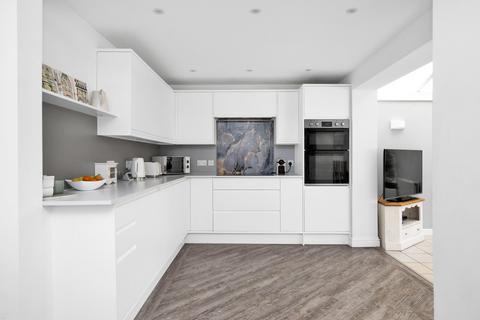 4 bed property, in The Glades, £475,000