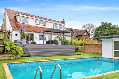 5 bed property, in St. Johns Road, £800,000