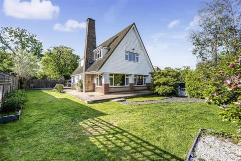 4 bed property, in Bulls Copse Lane, £600,000