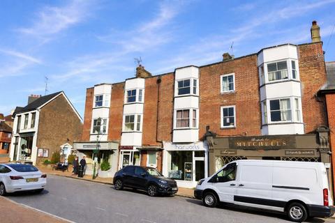 1 bed property, in High Street, £235,000