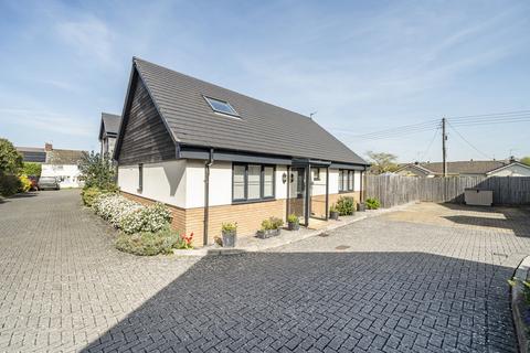 3 bed property, in The Greenaways, £450,000