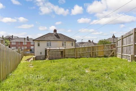 2 bed property, in Highfield Road, £195,000