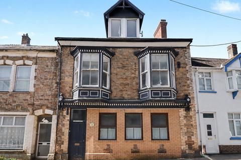 6 bed property, in High Street, £345,000
