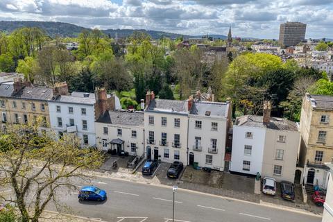 6 bed property, in High Street, £1,000,000