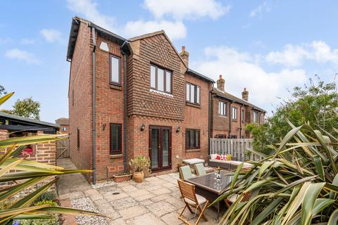 4 bed property, in Chandlers Reach, £1,000,000