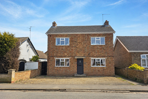 2 bed property, in Cemetery Road, £225,000