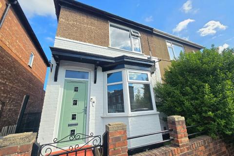 2 bed property, in Crosby Street, £105,000