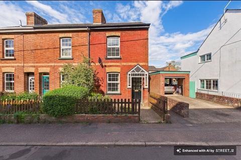 3 bed property, in Park Street, £200,000