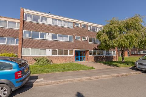 2 bed property, in Cedarhurst, £135,000