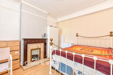 3 bed property, in Powerscourt Road, £190,000