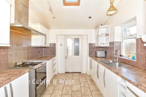 3 bed property, in Powerscourt Road, £175,000