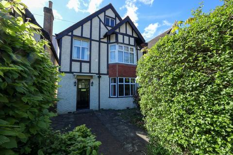 4 bed property, in Crescent Road, £600,000