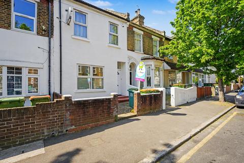 3 bed property, in Richford Road, £525,000