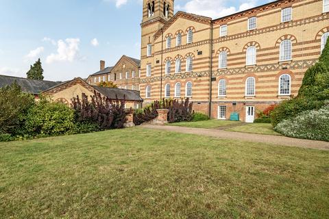 2 bed property, in Southdowns Park, £200,000