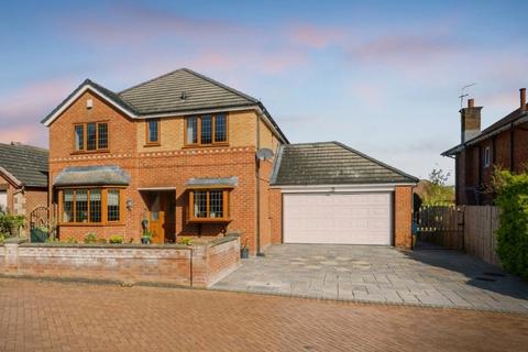 4 bed property, in Elizabeth Close, £470,000