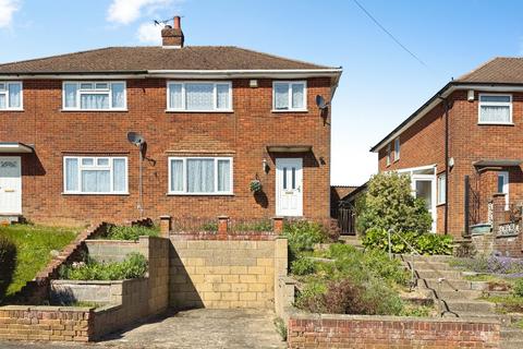 3 bed property, in Hillary Road, £400,000