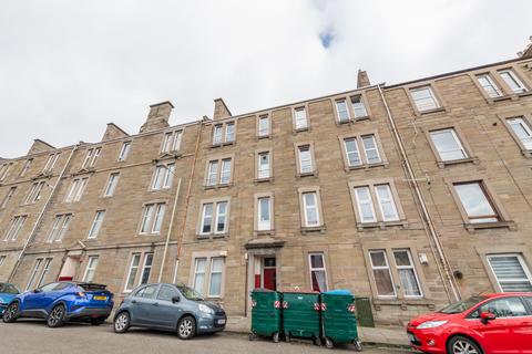 2 bed property, in Erskine Street, £82,000