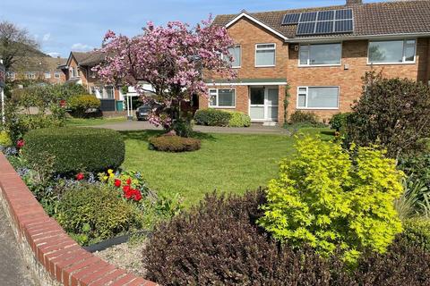 4 bed property, in Cherry Garden Avenue, £410,000