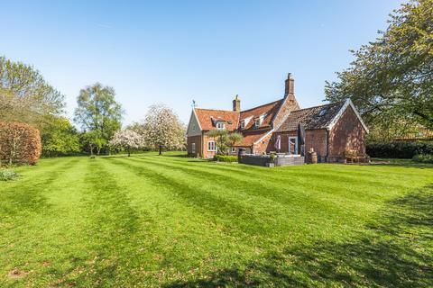 4 bed property, in Grade II Listed Former Ale House set in Approximately 0.5 Acres in Hardingham, £775,000