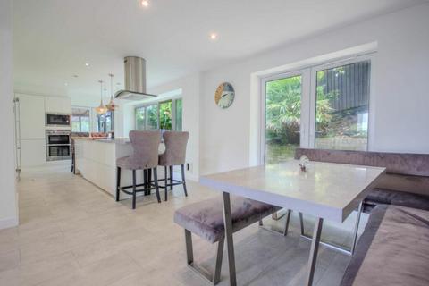 3 bed property, in Gibbs Road, £350,000