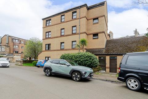 1 bed property, in 29c Flat 2 Summerside Place, £150,000