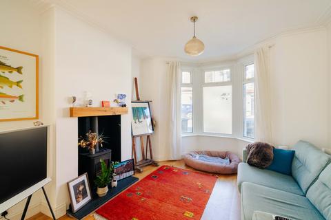 3 bed property, in Victoria Park, £500,000